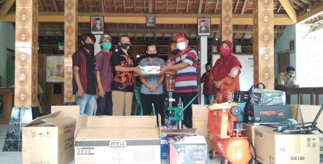 Mendukung Pengrajin di Desa Soko,  Pemerintah Desa Soko Memberikan Bantuan Peralatan