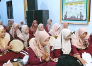 Group Hadroh Ibu-Ibu Desa Soko Meriahkan Isra' Mi'raj di Masjid Baiturrohman