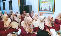 Group Hadroh Ibu-Ibu Desa Soko Meriahkan Isra' Mi'raj di Masjid Baiturrohman