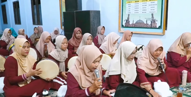 Group Hadroh Ibu-Ibu Desa Soko Meriahkan Isra' Mi'raj di Masjid Baiturrohman